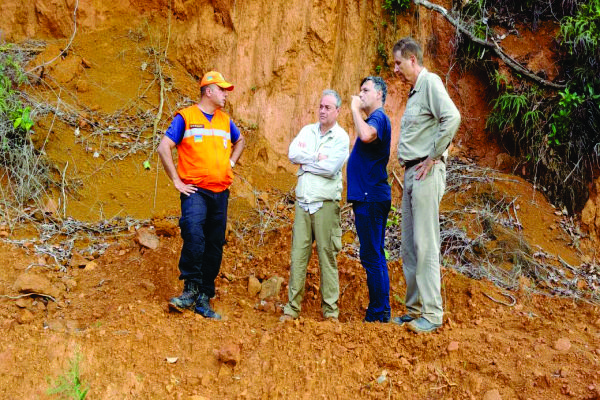 Técnicos de diversos orgãos durante visita técnica 