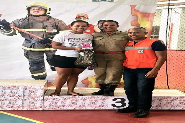 Bombeiras de Garra com o comandante geral do Corpo de Bombeiros Coronel Wagner Coelho