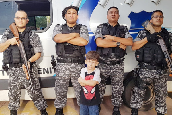 Pedro vestindo a camisa do homem aranha tirou foto com os heróis