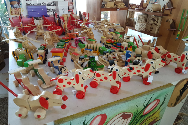Brinquedos estão expostos e a venda no monumento Marco Zero