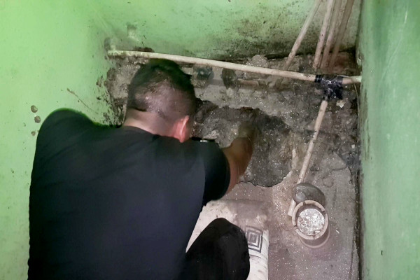 Agente vasculha toca
