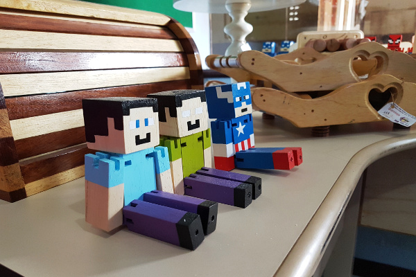  bonecos inspirados no jogo eletrônico Minecraft fazem o maior sucesso