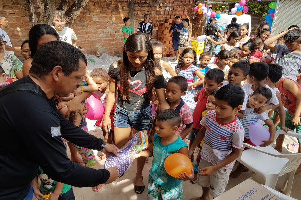 Cada criança foi presenteada com um brinquedo 