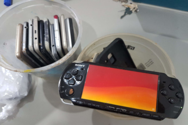 Celulares e video gama apreendidos