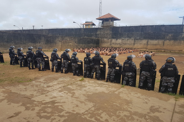 Contenção de 334 internos