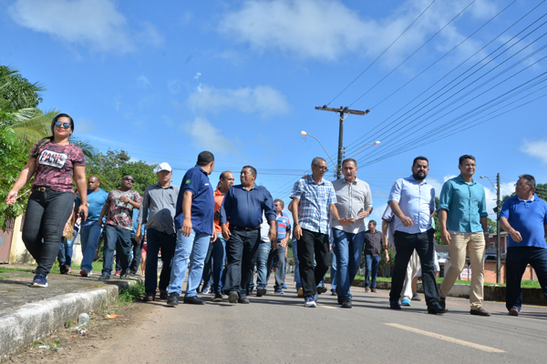 Governador, prefeito e comitiva percorrem ruas de Mazagão