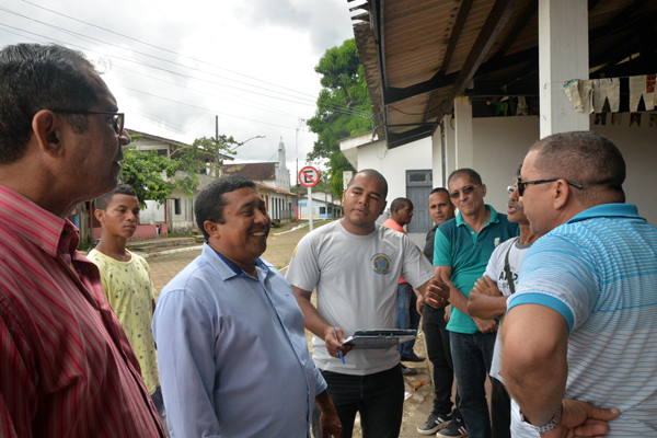 Prefeito Dudão e equipe de gestão percorrem a vila de Mazagão Velho