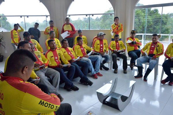 Entrega da documentação para mototaxistas de Mazagão