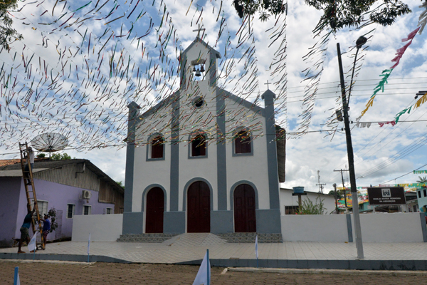 Igreja Nossa Senhora da Assunção, pintada e enfeitada por moradores