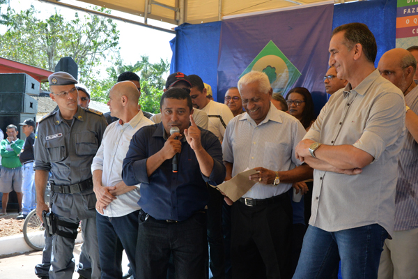 Prefeito Dudão Costa discursa durante solenidade
