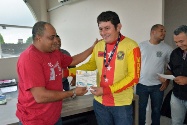 Entrega da documentação para mototaxistas de Mazagão