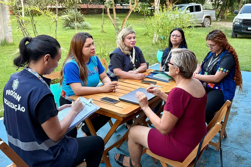 Empreendedora sendo atendida durante ação do Governo do Amapá