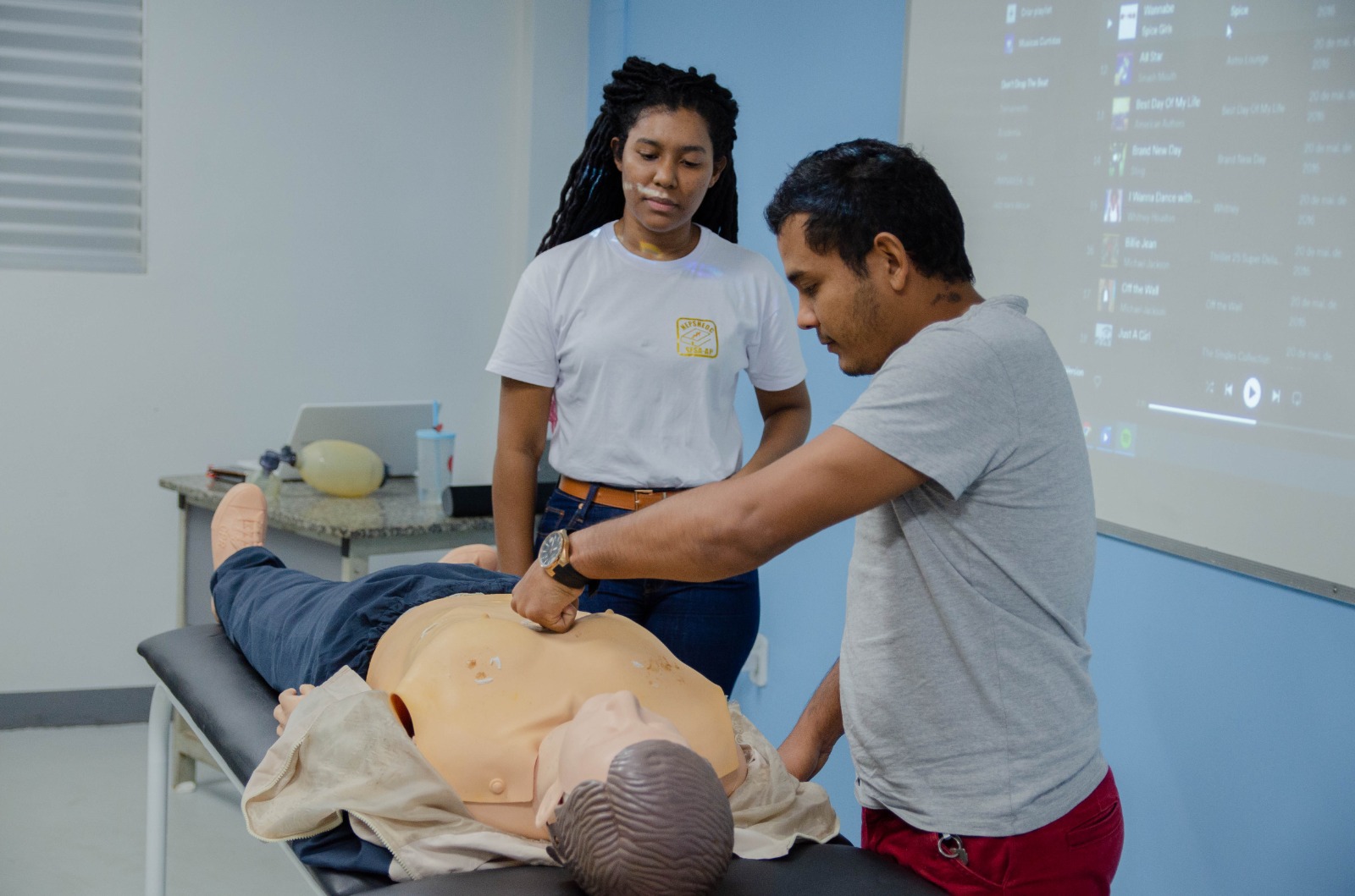 Foram ensinadas técnicas de massagem cardíaca e fluxo para casos mais graves.