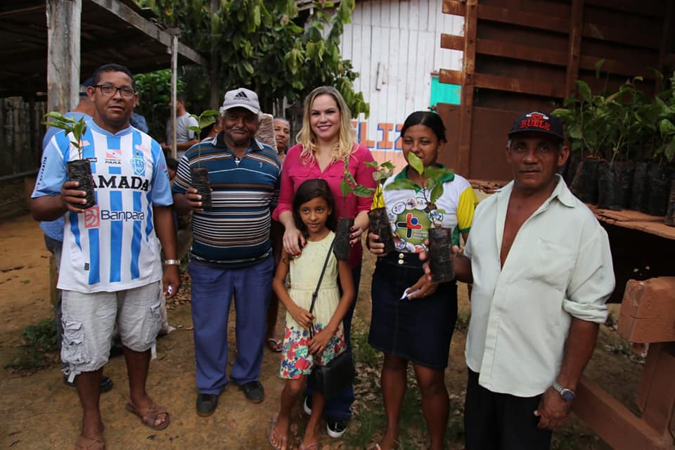 Agricultores de Pedra Branca recebem doação de mudas de maracujá gigante e açaí