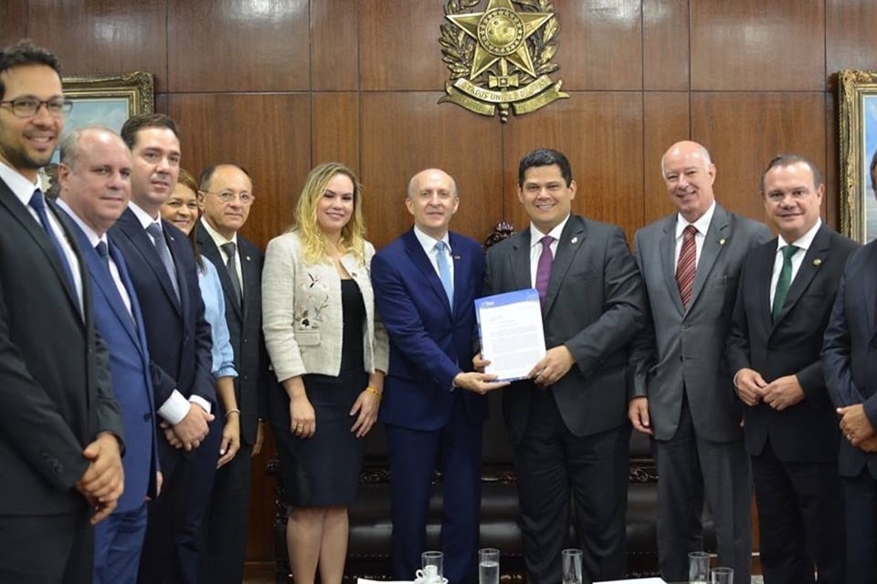 Prefeita Beth Pelaes reforça colegiado da Frente Parlamentar Mista em Defesa dos Municípios