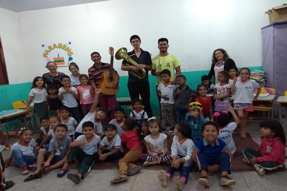 Alunos da escola municipal São Pedro recebem mostra prática sobre instrumentos musicais