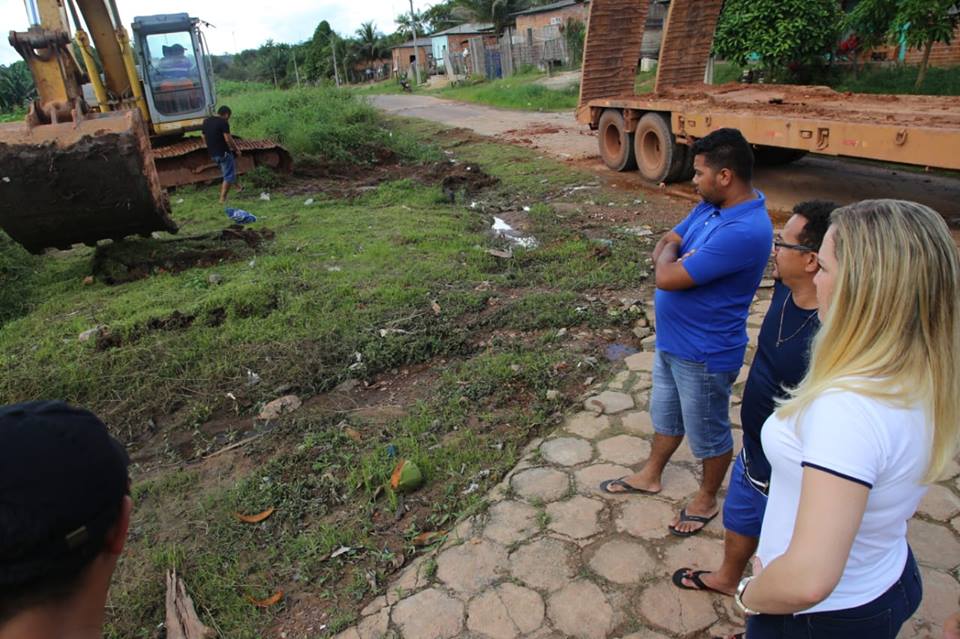 Prefeita vistoria limpeza de área urbana