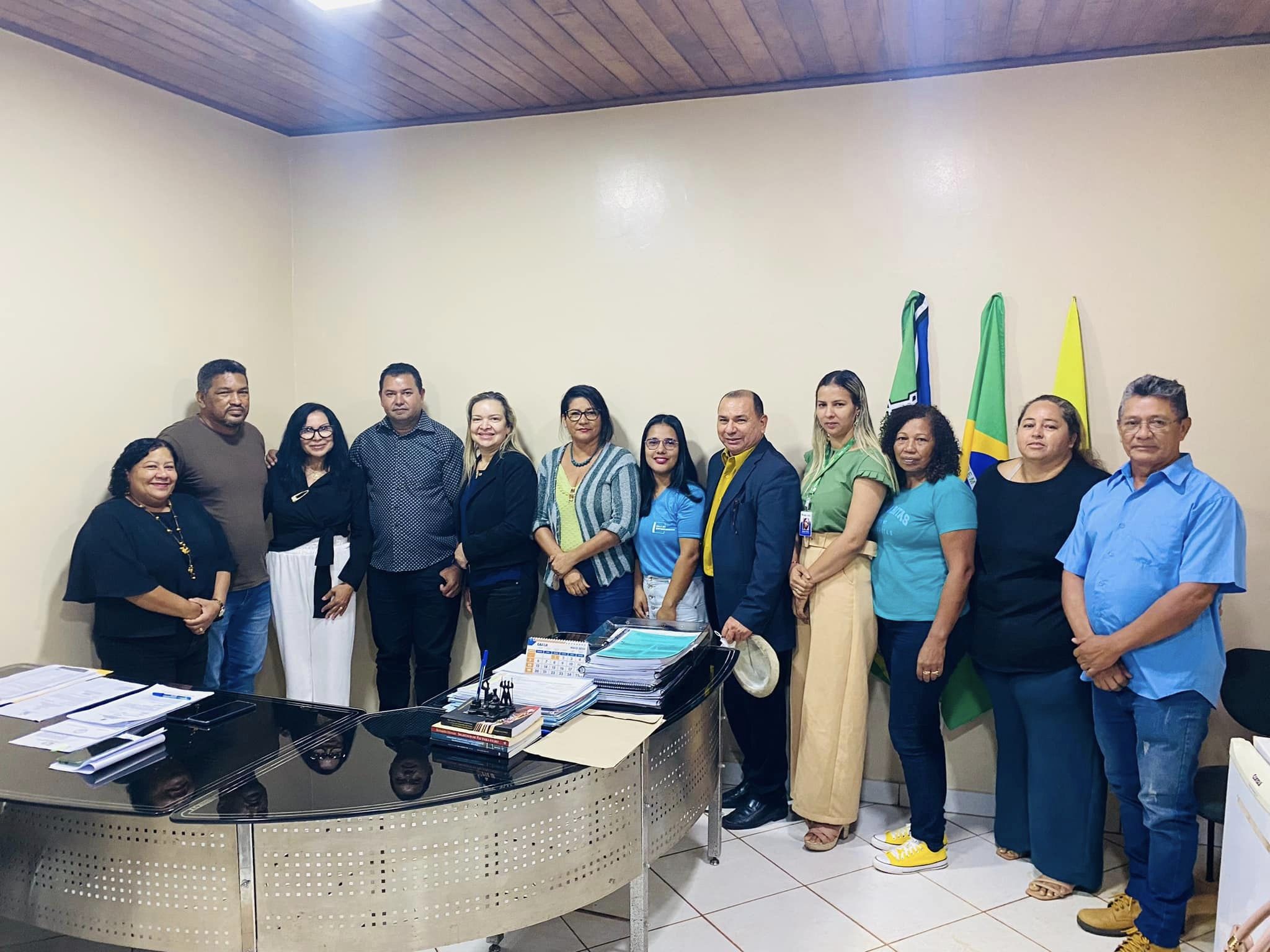 Prefeito de Calçoene se reúne com equipe do TRE e recebe doações para projetos sociais