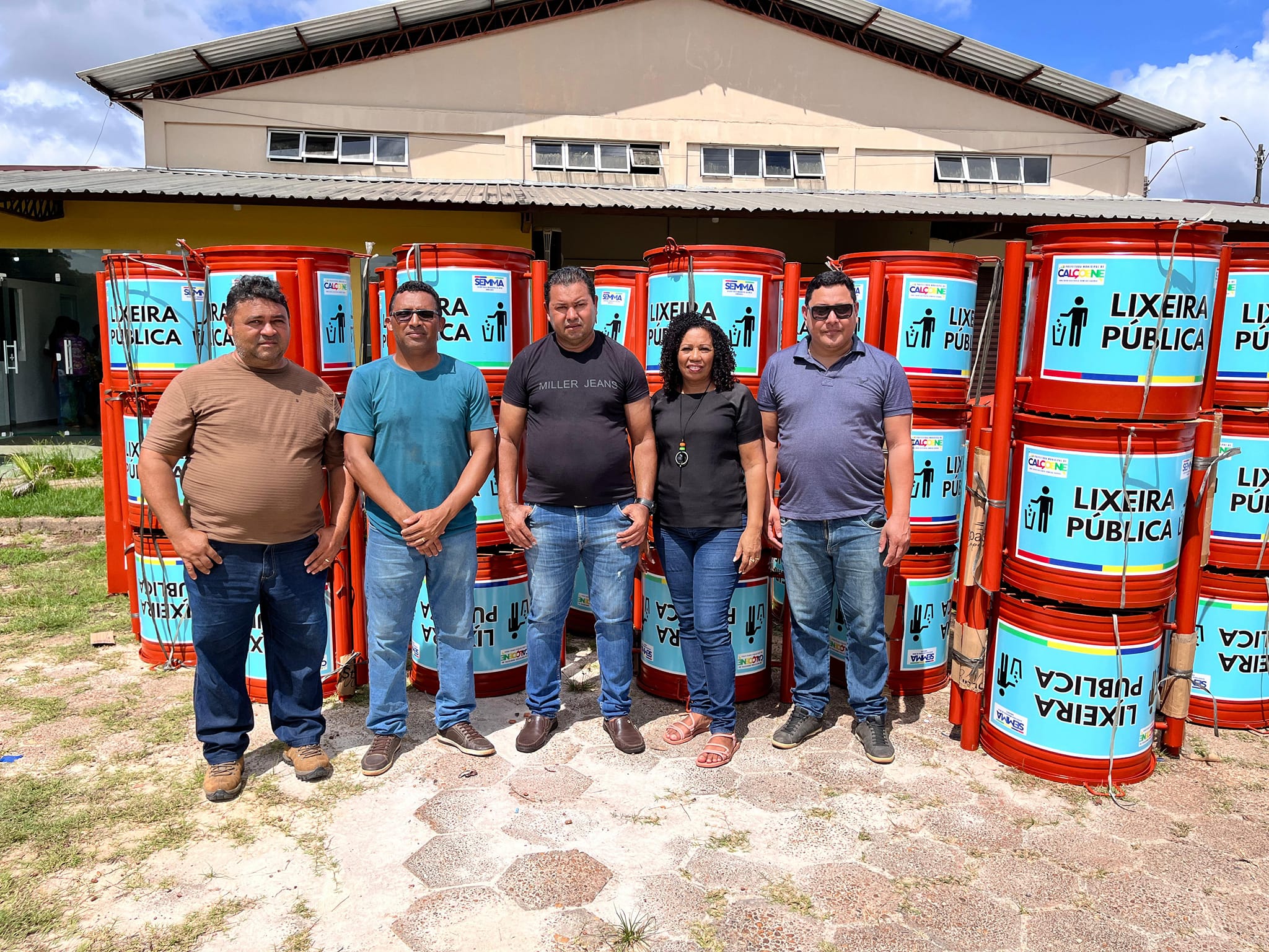 Calçoene avança no gerenciamento de resíduos sólidos com entrega de novas lixeiras e preparação para audiências públicas