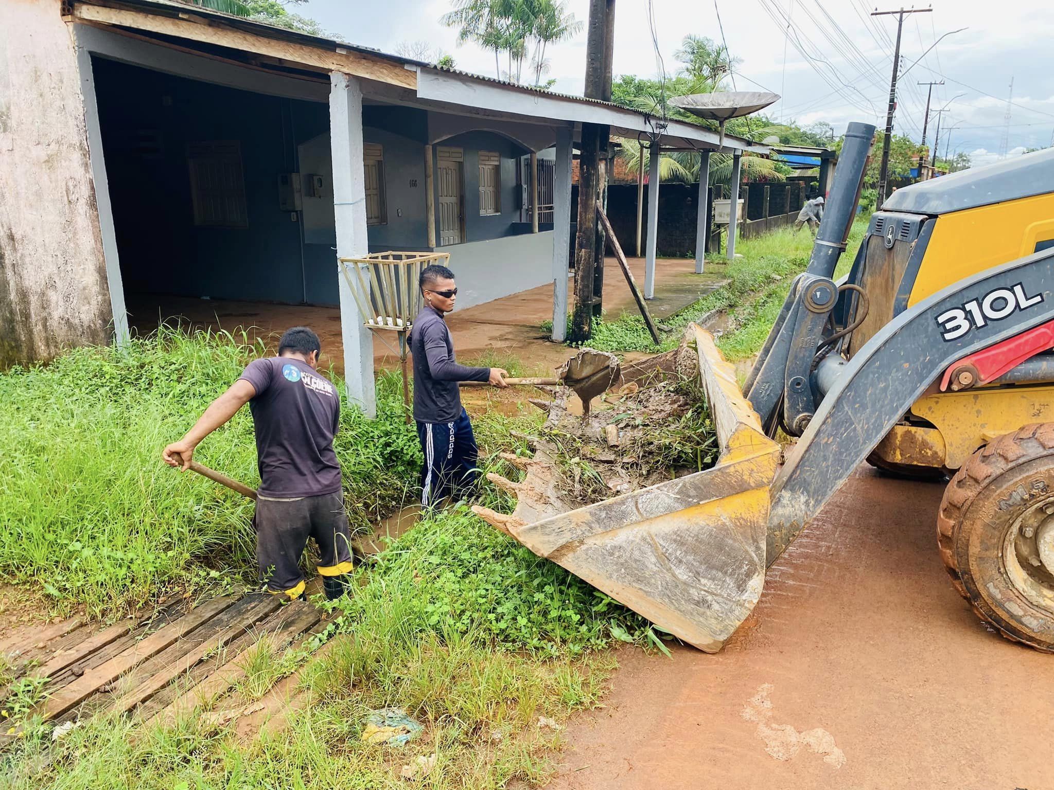Prefeitura de Calçoene intensifica serviços de limpeza para garantir mobilidade urbana durante período chuvoso