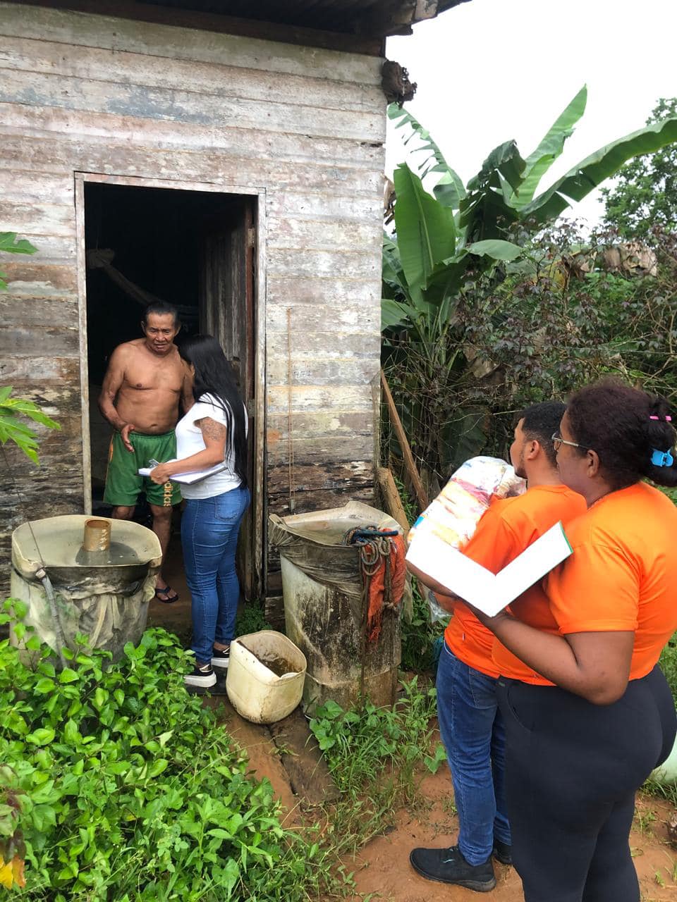 Prefeitura de Calçoene realiza entrega de cestas básicas e levantamento de famílias em situação de vulnerabilidade no Distrito de Lourenço