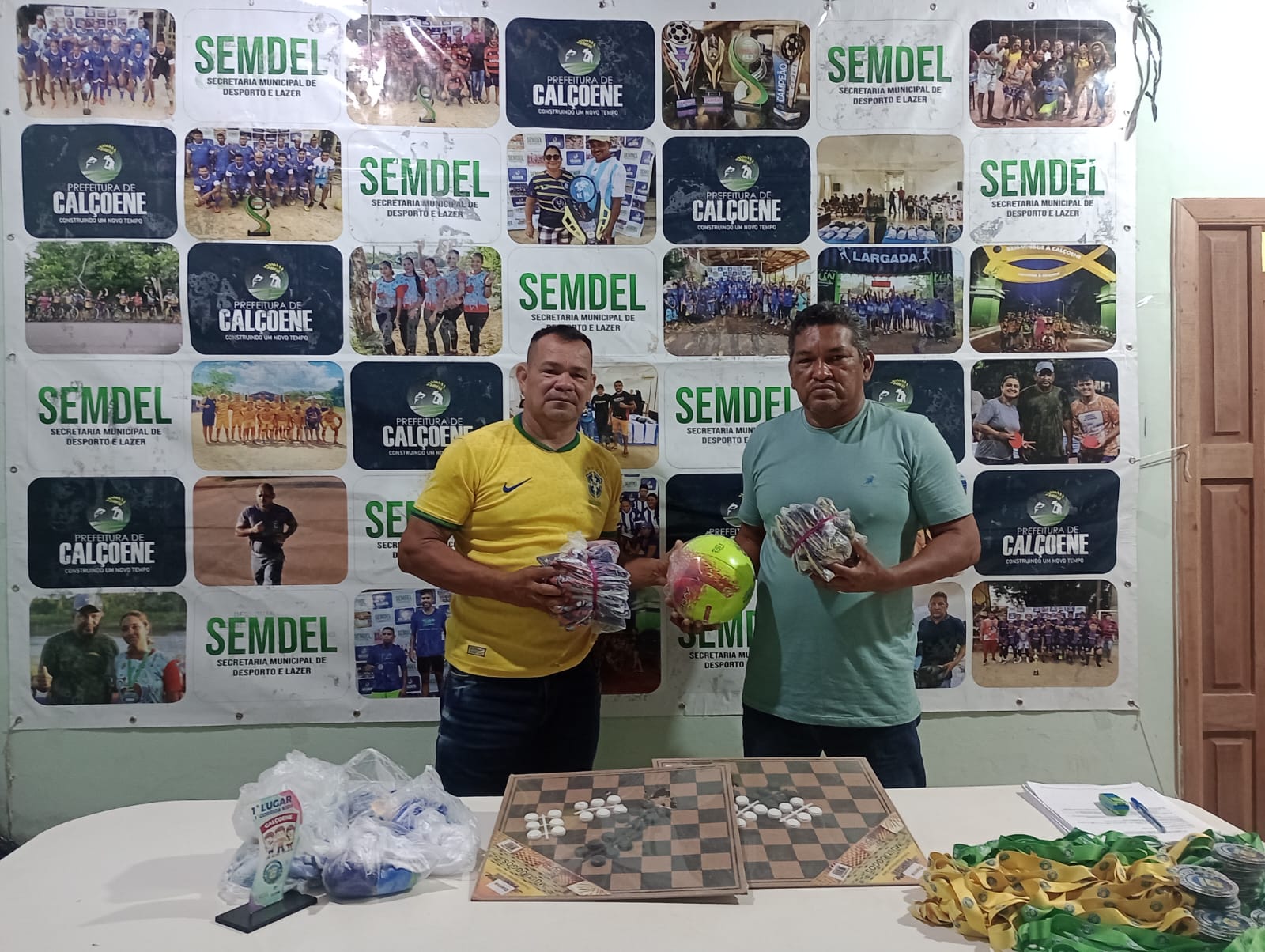 Secretaria Municipal de Desporto e Lazer de Calçoene doa materiais esportivos para a Igreja Quadrangular