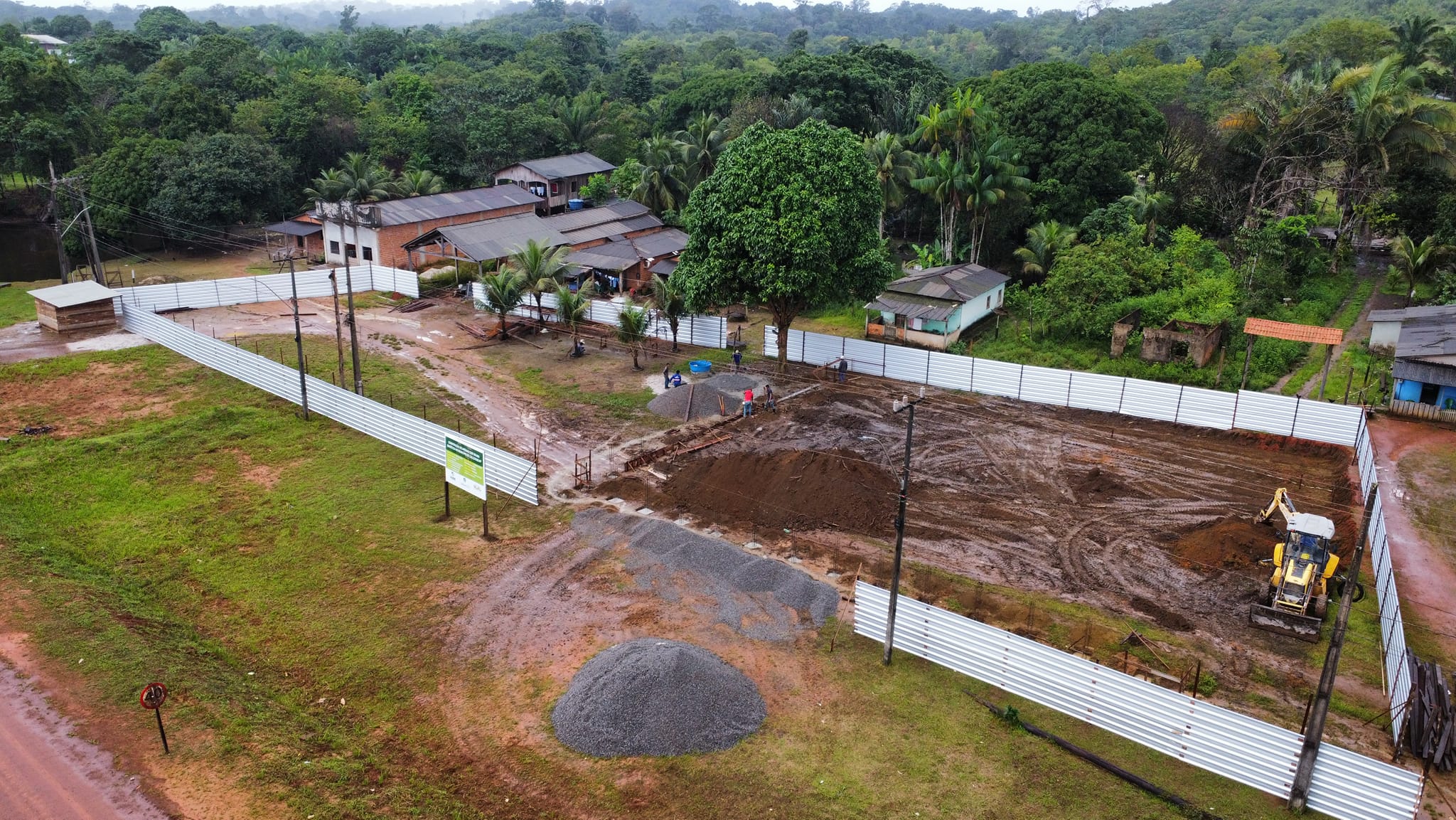Prefeitura Municipal de Calçoene inicia criação de arena de grama sintética no distrito do Carnot