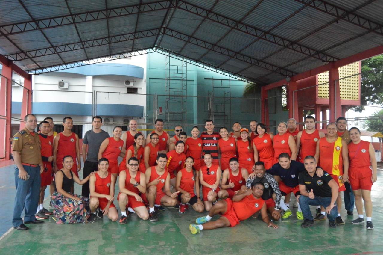 MILITAR É HOMENAGEADO POR AMIGOS DE TRABALHO