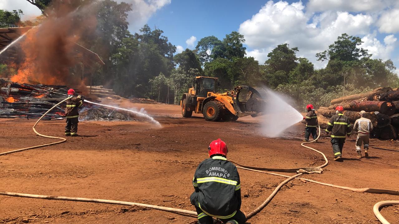 SIMULADO DE COMBATE A INCÊNDIO REÚNE MILITARES FRANCESES E BRASILIEROS NA GUIANA FRANCESA