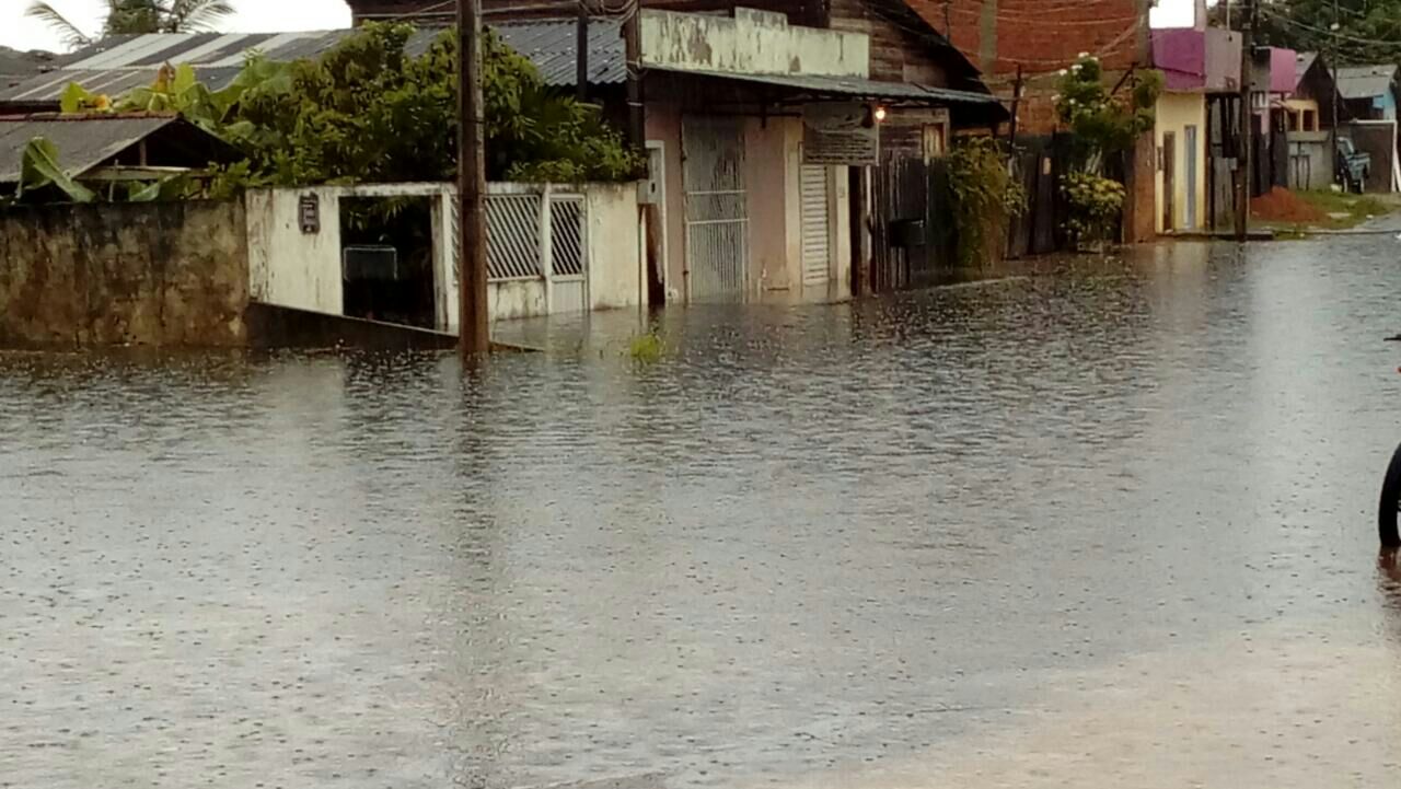 DEFESA CIVIL ATENDE FAMILIAS ATINGIDAS PELAS CHUVAS EM MACAPÁ