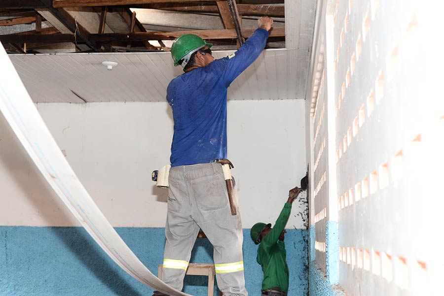 Governo do Estado revitaliza escolas de Santana