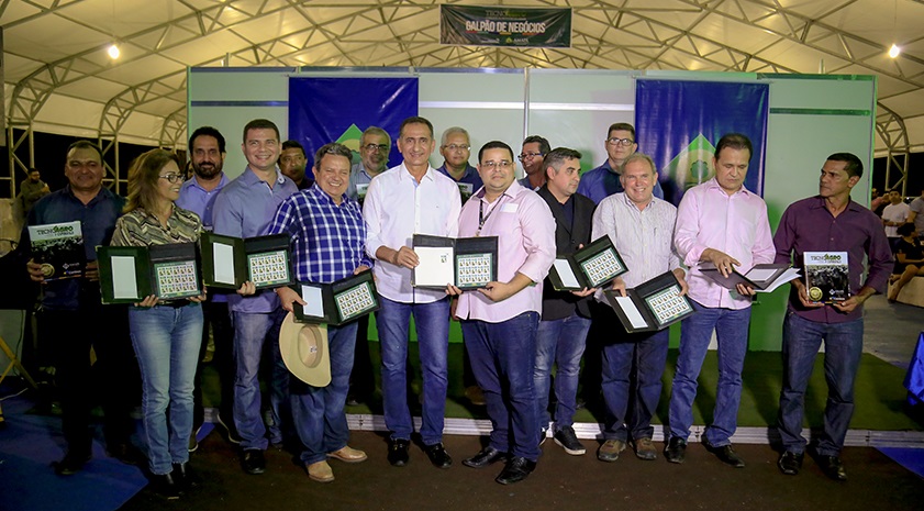 Entrega do certificado “Brasil livre da aftosa” marca abertura da 1ª ExpoBúfalo