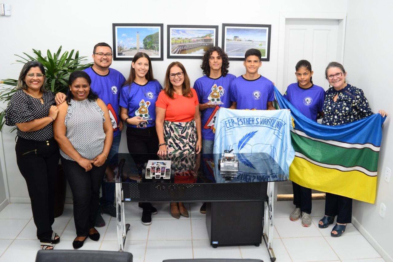 Estudantes da Escola Esther Virgolino vencem Torneio Internacional de Robôs