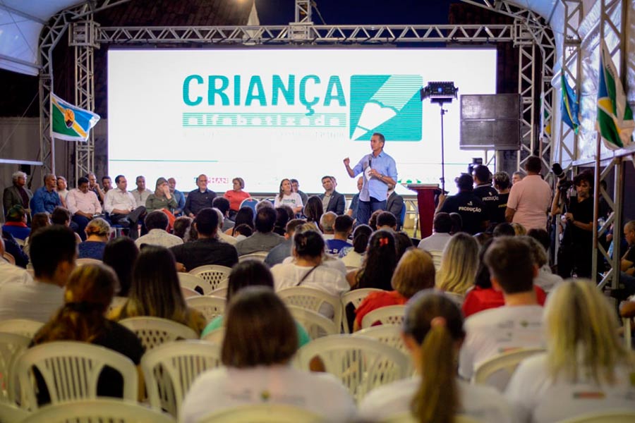 Governo lança Criança Alfabetizada, programa de aprendizagem na idade certa