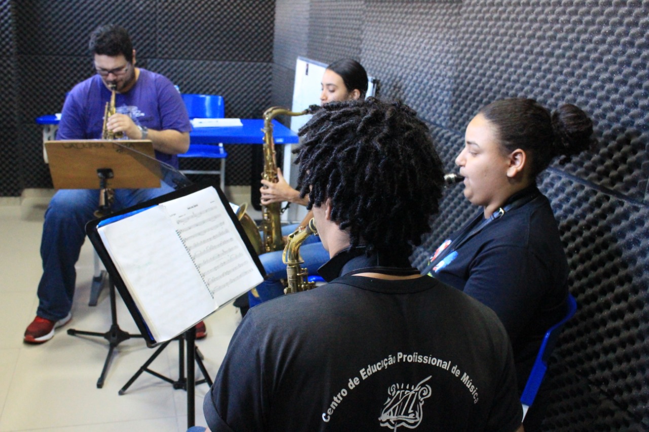 Walkíria Lima abre 104 vagas para cursos em instrumentos musicais, canto e regência