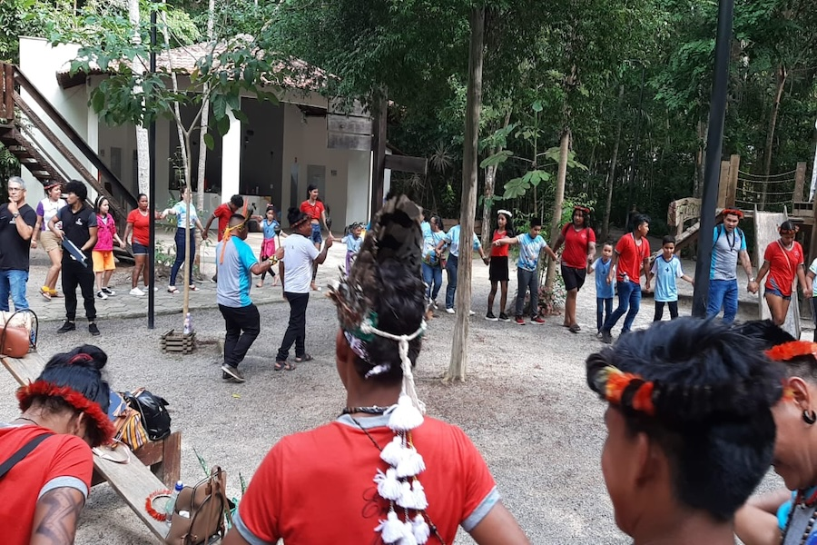 Governo do Amapá reúne estudantes de comunidades indígenas e urbanas para aula no Bioparque da Amazônia