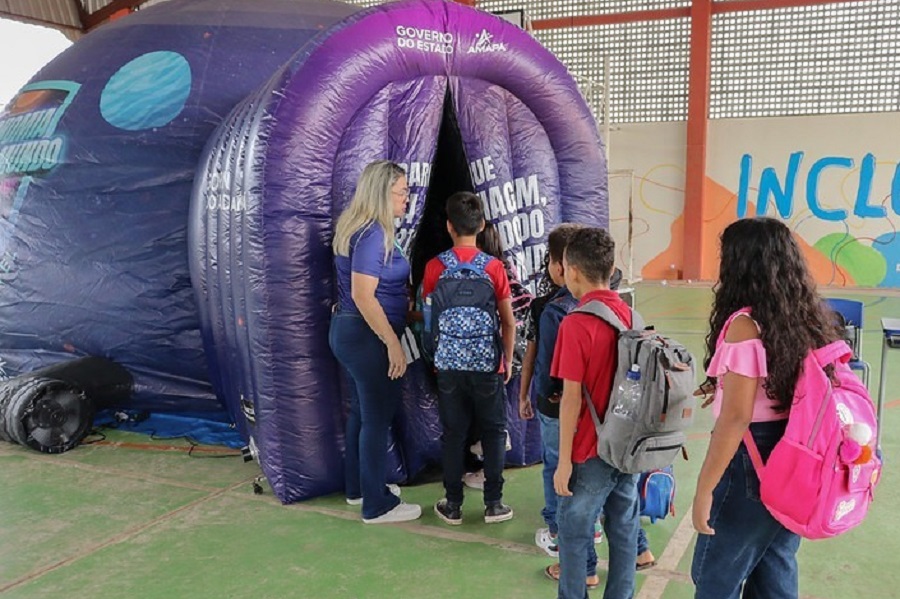 Volta às aulas: Governo do Amapá encanta alunos com 'planetário' na escola estadual do Conjunto Miracema, em Macapá