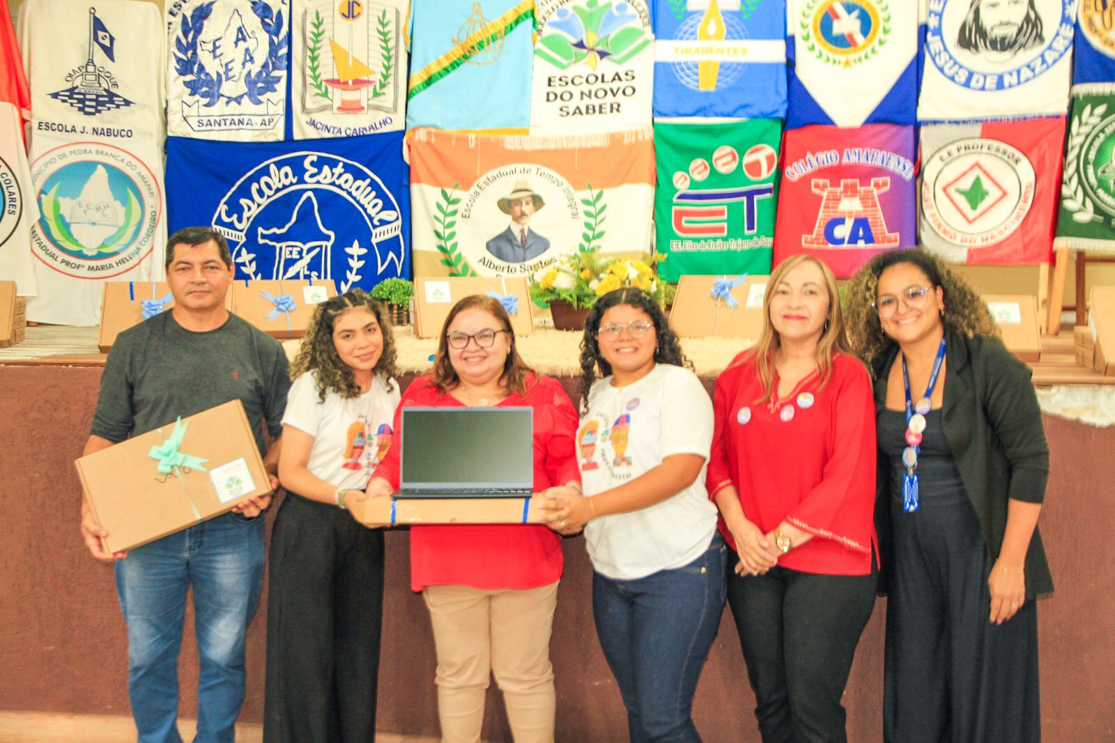 Governo do Amapá entrega mais de 80 notebooks para escolas de tempo integral