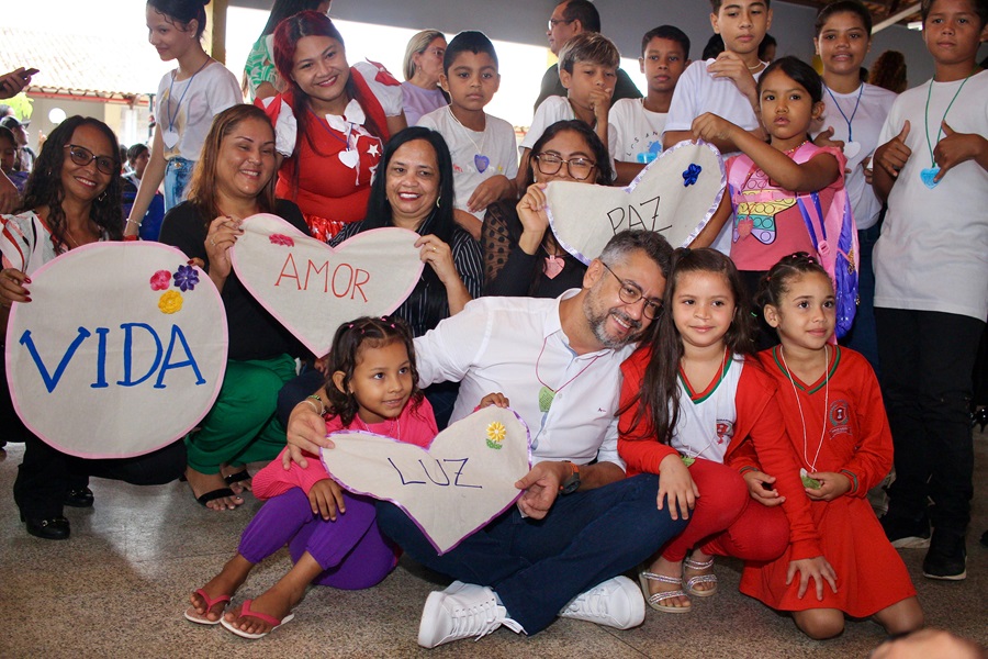 Governador Clécio Luís recepciona alunos na volta às aulas e anuncia ampliação da escola estadual do Miracema, em Macapá