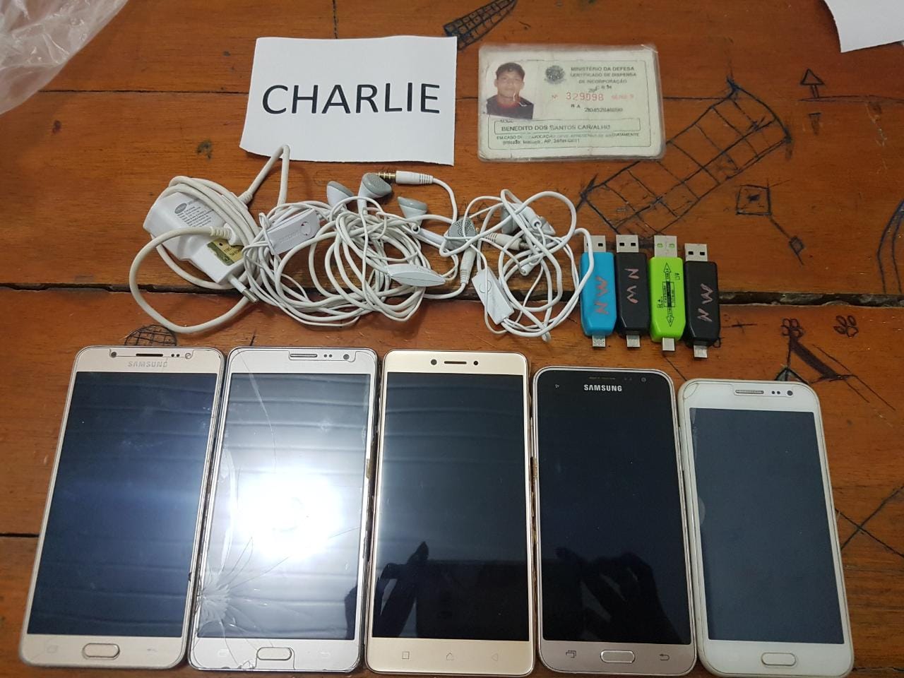 Agentes interceptam homem que tentou entrar com celulares no IAPEN 