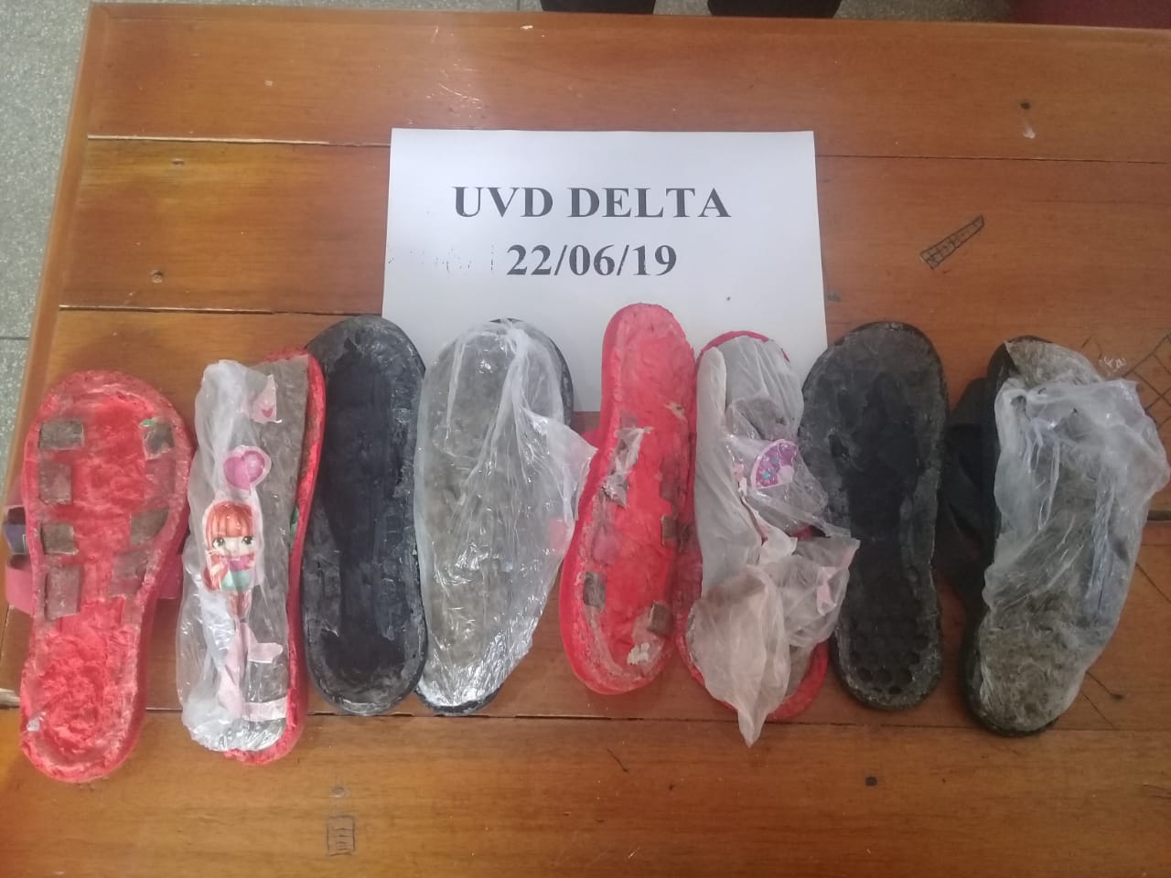 Agentes penitenciários flagram visitantes com drogas nas sandálias