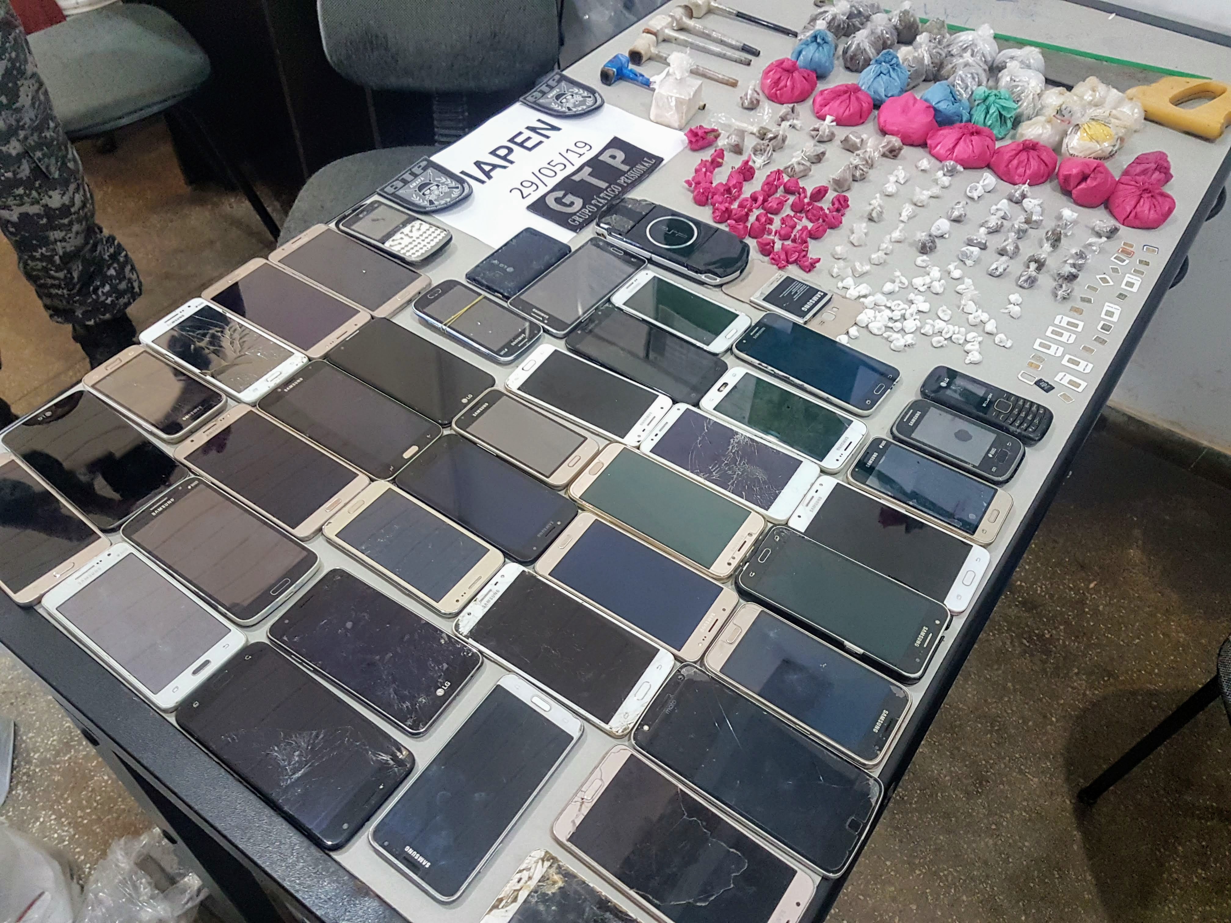 Agentes do IAPEN apreendem 39 celulares durante revista no F4