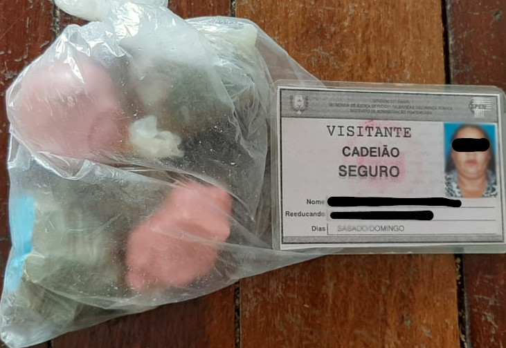 Agentes do IAPEN flagram visitante com drogas no corpo 