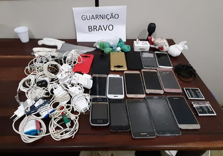 Agentes do IAPEN aprendem celulares e entorpecente no Anexo e Cadeião 