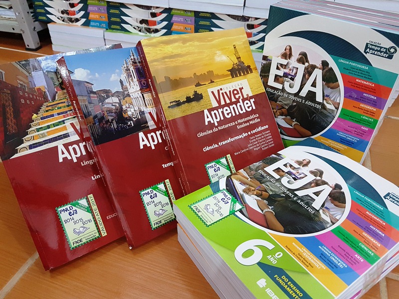 IAPEN entrega livros didáticos a internos que farão provas do Encceja