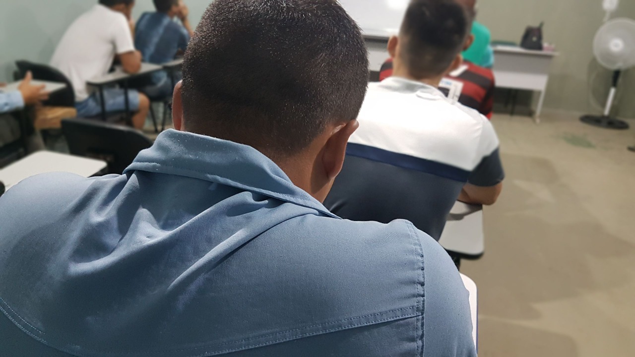 Internos do IAPEN realizam prova do ENEM - PPL dentro da penitenciária