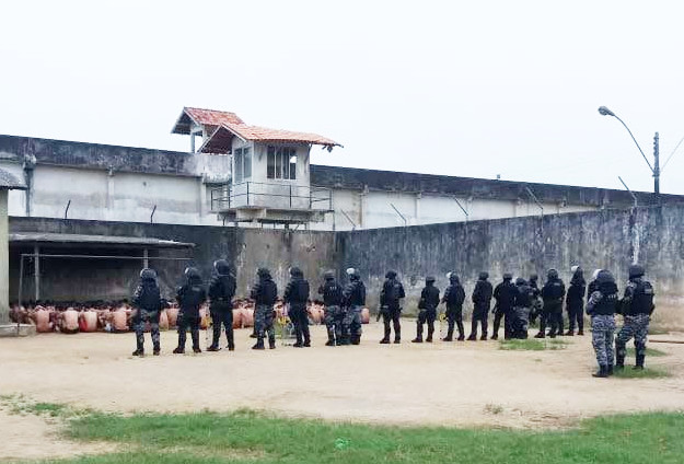 Agentes do IAPEN fazem revista em celas e encontram celulares, drogas e armas