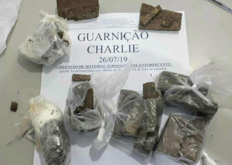 Agentes do IAPEN apreendem pacotes com drogas durante a madrugada  