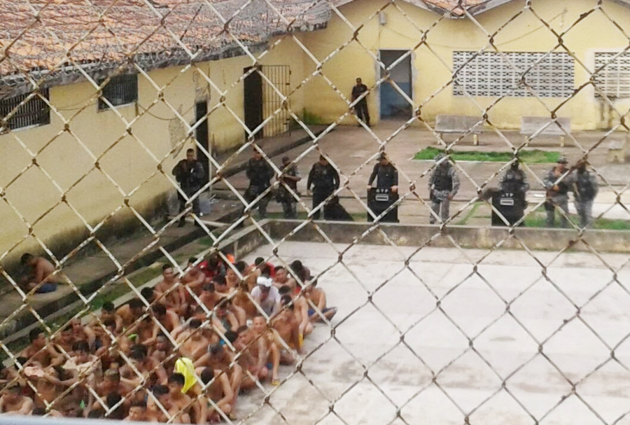 Agente do IAPEN apreendem material ilícito durante revista  