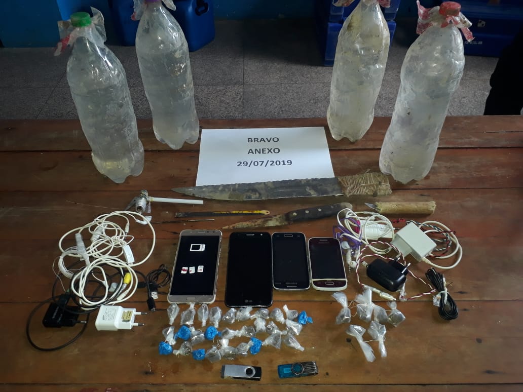 Agentes do IAPEN apreendem drogas e celulares na manhã desta terça